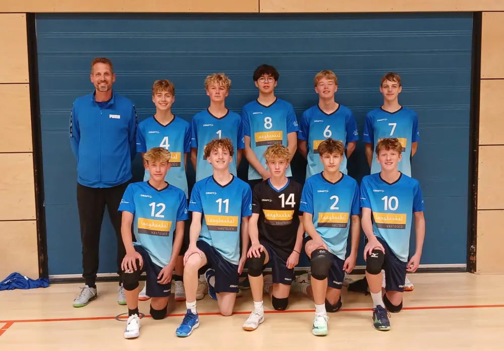 Jeugdteam van VC Blauwvingers met trainer