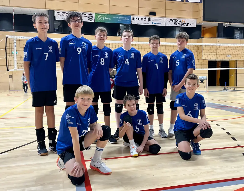 Jeugdteam van VC Blauwvingers in de blauwe wedstrijdshirts